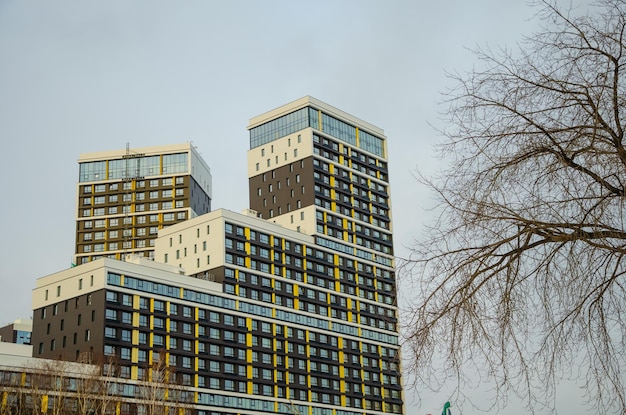 Budynek z żółtym znakiem z napisem „amsterdam”.