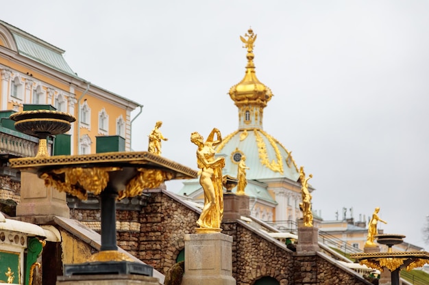 Zdjęcie budynek ze złotymi posągami na dachu