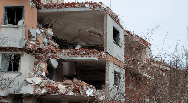 budynek zniszczony przez trzęsienie ziemi o dużej sile w ciągu dnia w ruinach i gruzach