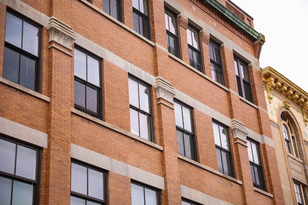 Budynki biurowe z cegły symbolizują stabilność profesjonalizmu i obecność firmy