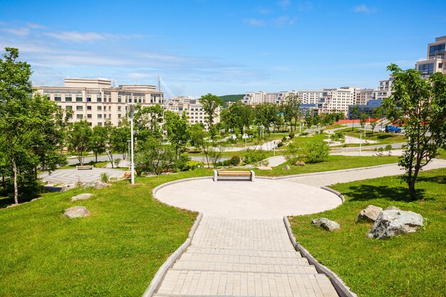 Budynki kampusu Dalekowschodniego Uniwersytetu Federalnego (Dalnevostochny Federalny Universitet lub DVFU). Jest to uczelnia wyższa we Władywostoku w Rosji.