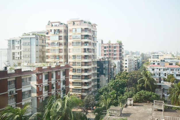 Budynki miasta Dhaka w słoneczny dzień