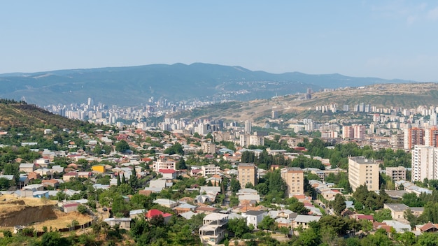 Budynki mieszkalne w mieście Tbilisi. Pejzaż miejski