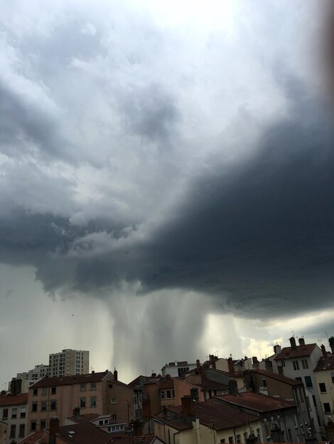 Zdjęcie budynki na chmurnym niebie