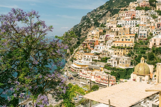 Budynki na górze w Positano