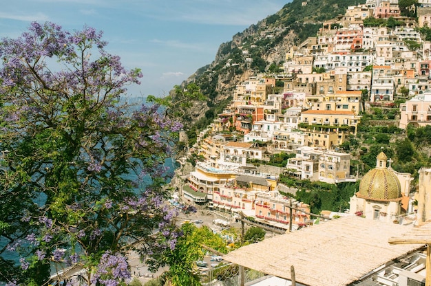 Zdjęcie budynki na górze w positano