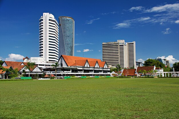 Budynki na placu Merdeka w Kuala Lumpur