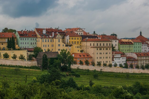 Zdjęcie budynki na tle nieba w mieście