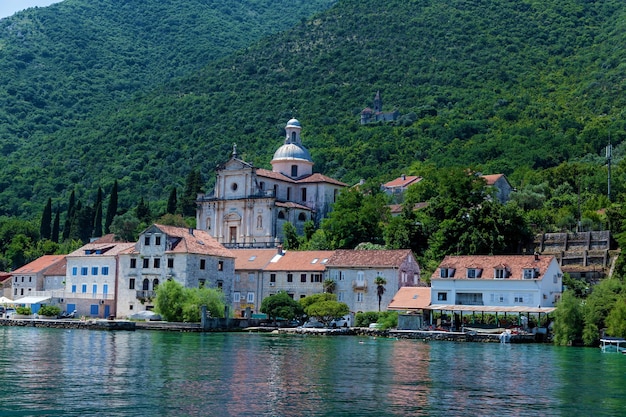 Budynki na wybrzeżu Czarnogóry