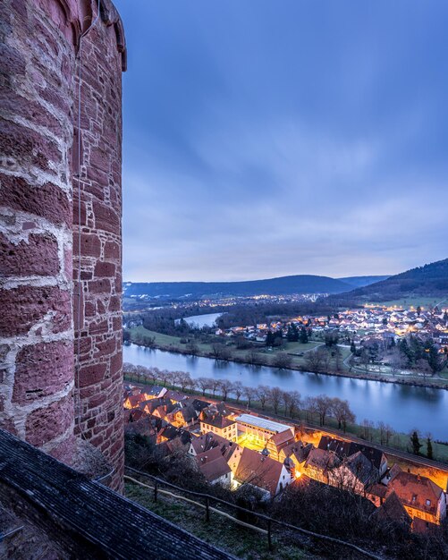 Zdjęcie budynki nad rzeką na tle nieba w mieście