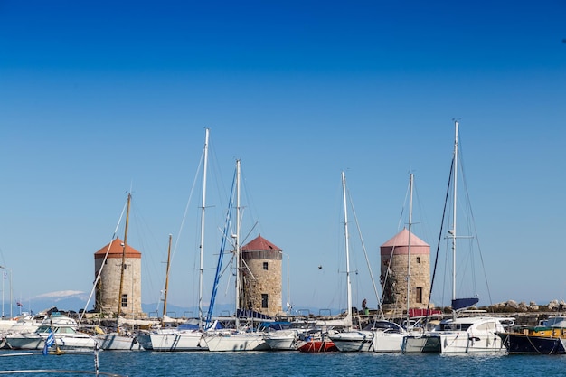 Budynki portowe i łodzie Rodos Grecja