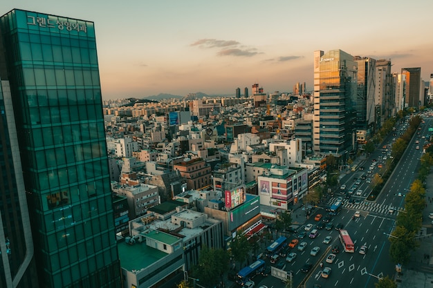 Budynki ulicy Seoul i drapacze chmur o zachodzie słońca