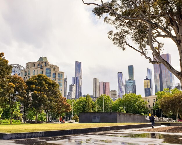 Zdjęcie budynki w melbourne na tle nieba