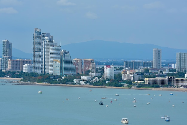 Budynki w mieście pełne mieszkań i hoteli Zdjęcie pod dużym kątem w Pattaya Uchwycone 8 lipca 2023 r. W Pattaya Tajlandia