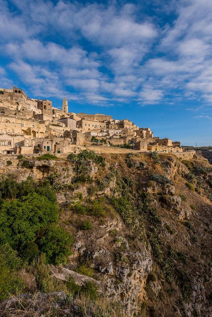 Budynki w sassi di matera na chmurowym niebie
