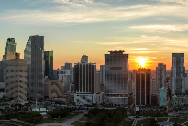 Budynki wieżowców z betonu i szkła w śródmieściu Miami Brickell na Florydzie w USA o zachodzie słońca Amerykańskie megapolis z biznesową dzielnicą finansową o zmroku Miami USA 8 maja 2023 r.