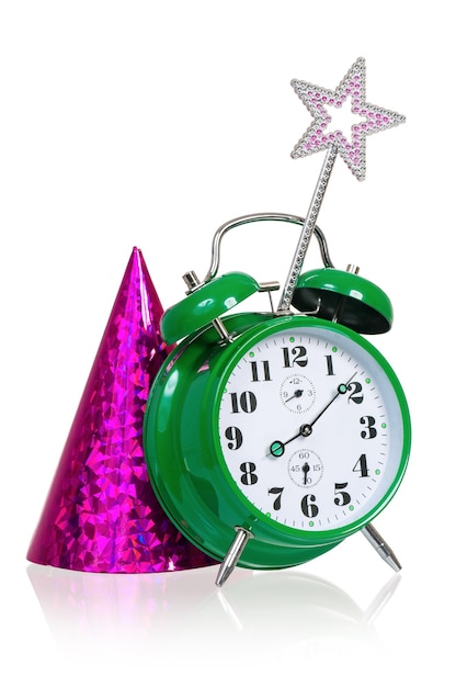 Budzik z czapką urodzinową i magiczną różdżką Czas na koncepcję wakacji z zegarem i prezentem izolowanym na białym tle