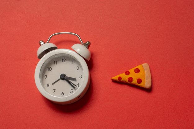 Zdjęcie budzik z kawałkiem pizzy czas na pizzę czas na przekąskę