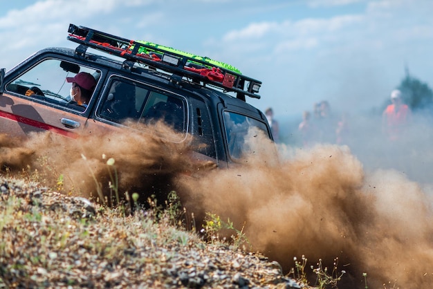 Buggy porusza się po zakurzonej drodze Dużo kurzu UTV ATV