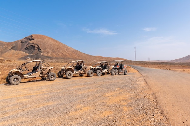 Buggy zaparkowany na terenie drogi w Parku Naturalnym Corralejo Fuertaventura