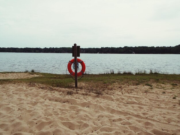 Zdjęcie bujka ratunkowa wisząca na słupie na plaży