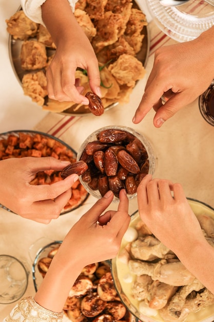 Buka Bersama Dzielenie się jedzeniem podczas miesiąca postu Ramadan