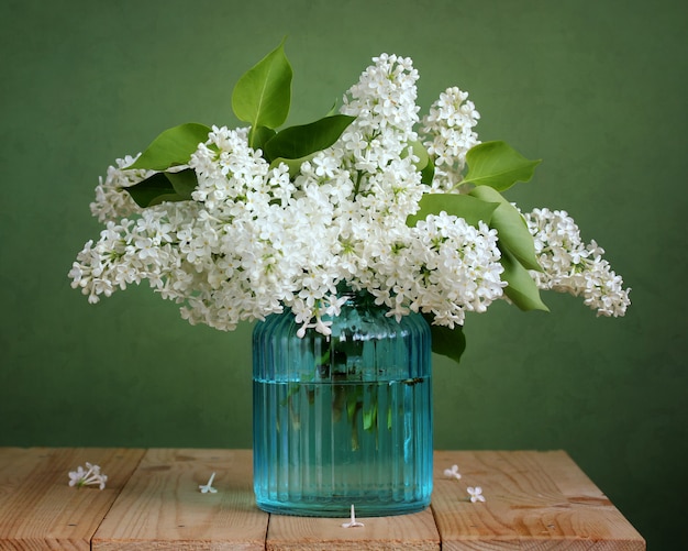 Bukiet białego bzu. Martwa natura z kwiatami w szklanej wazonie.