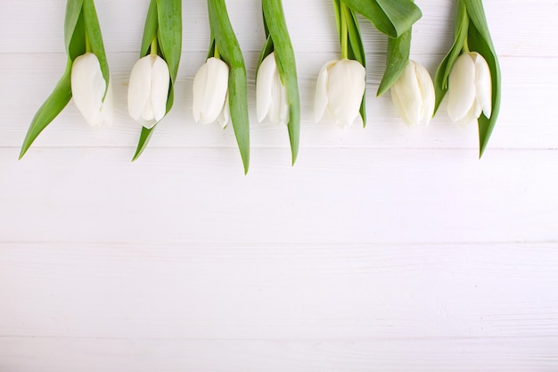 Bukiet biali tulipany na białym drewnianym stole, kopii przestrzeń. Wielkanoc.