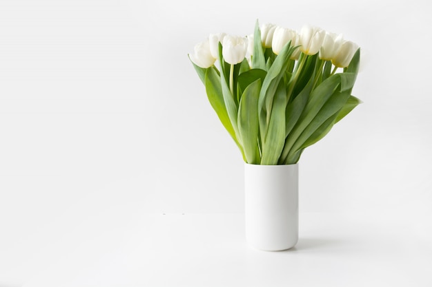 Bukiet biały tulipan w wazonie na bielu.