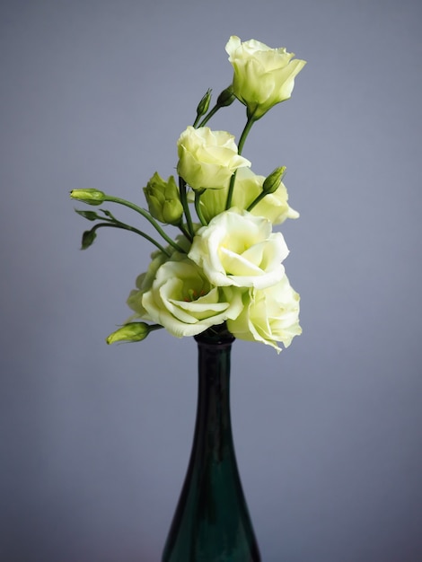 Bukiet białych kwiatów eustoma w wazonie