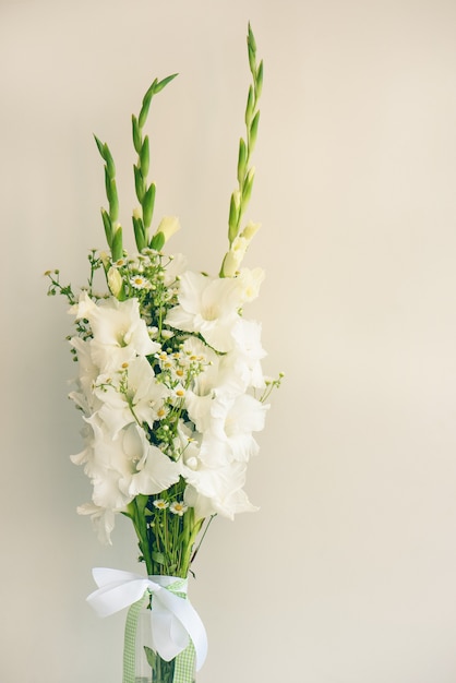 Bukiet białych mieczyków. Biel delikatny gladiolus kwitnie na białym tle