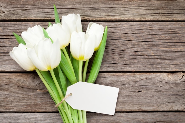 Bukiet białych tulipanów