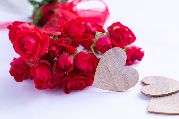 Bukiet czerwonych róż i drewnianych serc