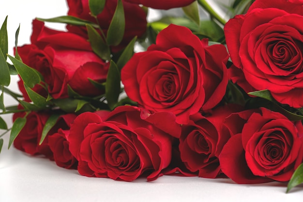 Bukiet czerwonych róż na białym stole