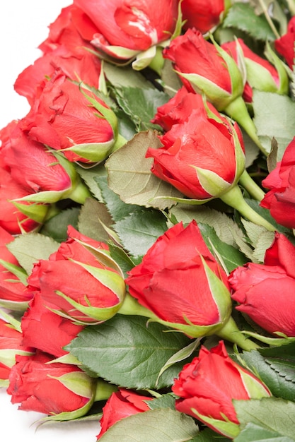 Zdjęcie bukiet czerwonych róż na romantyczny prezent tło
