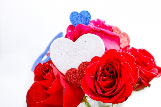 Bukiet czerwonych róż o małym kształcie serca. Koncepcja Walentynki lub kobiet
