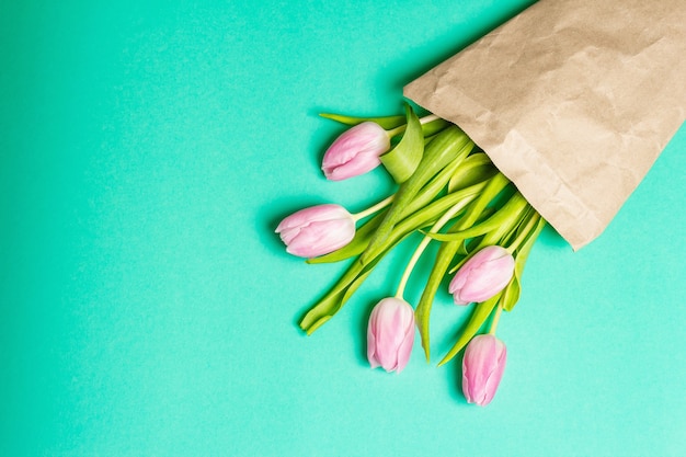 Bukiet Delikatnych Różowych Tulipanów W Opakowaniu Zero Waste