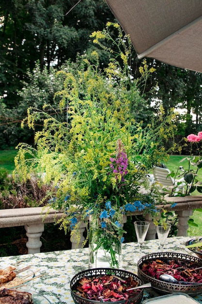 Zdjęcie bukiet dzikich kwiatów i ziół na stole