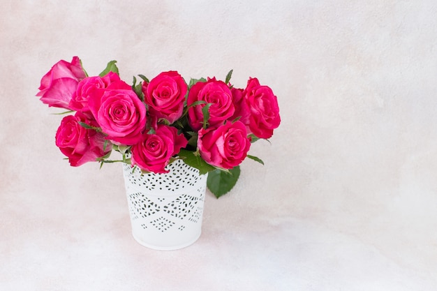 Bukiet jasnoróżowych róż w białym ażurowym wazonie