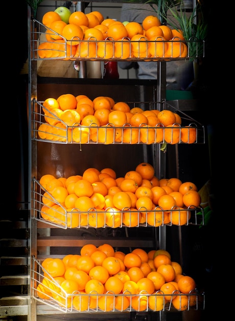 Bukiet jasnych kolorowych pomarańczy na straganie jako dojrzałe soczyste owoce tropikalne