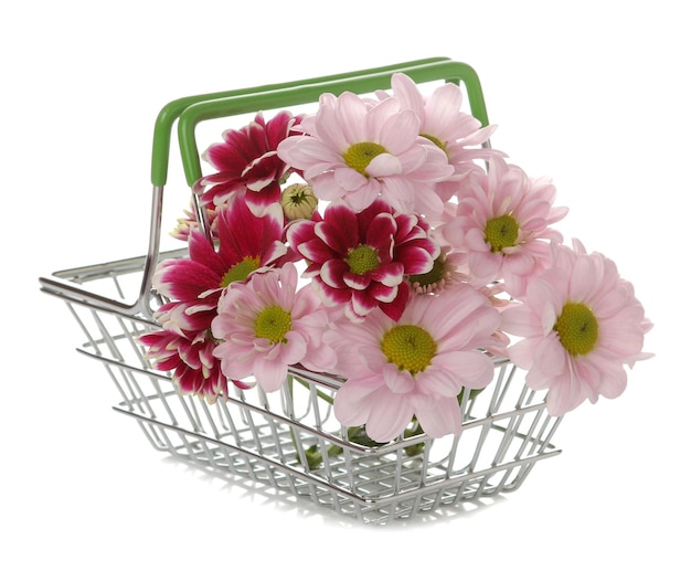 Bukiet jesiennych kwiatów różowych chryzantem w wózku na zakupy na białym tle na białym tle