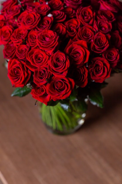 Zdjęcie bukiet kwiatów czerwonych róż 14 lutego to walentynkowa rocznica dnia matki.