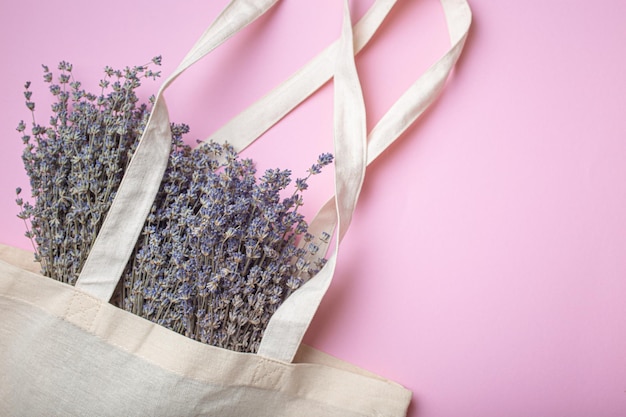 Bukiet kwiatów lawendy w beżowej eko lnianej torbie typu shopper