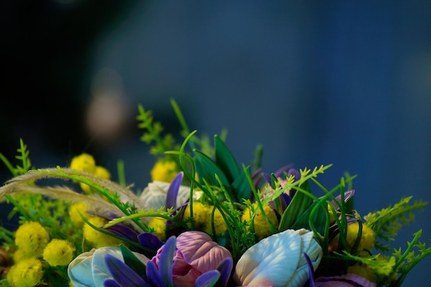 Bukiet kwiatów na niebieskim rozmytym tle symbolem wakacji