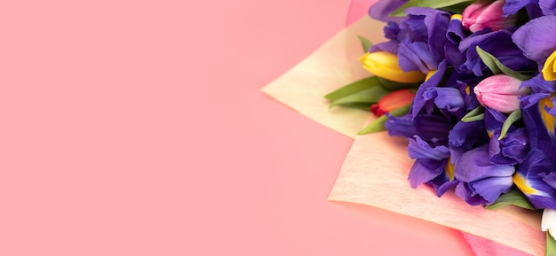 Bukiet kwiatów na różowej powierzchni z miejscem na kopię