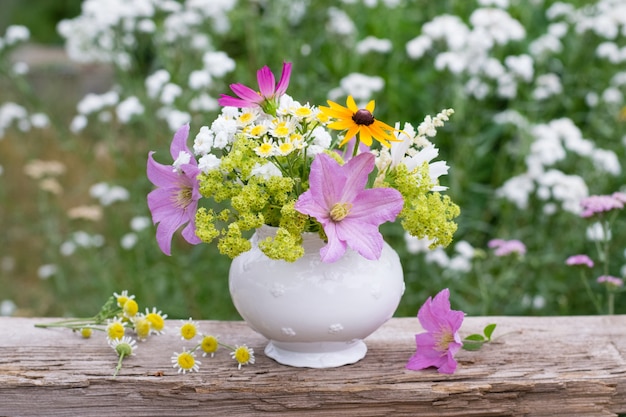 bukiet kwiatów ogrodowych