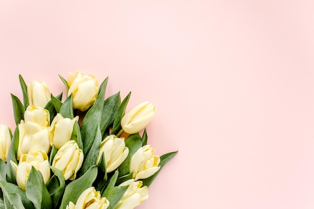Bukiet kwiatów pastelowych i żółtych tulipanów na różowym tle płasko leżał widok z góry walentynki w tle f