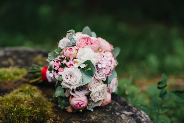 Bukiet kwiatów ślubnych leży na pniu