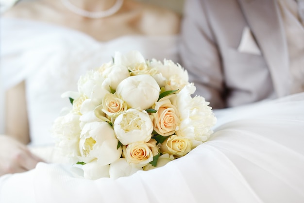 Bukiet kwiatów ślubnych z para nowożeńców
