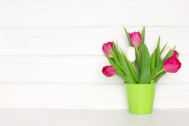 Bukiet Kwiatów Tulipana W Pobliżu ściany Pomalowanej Na Biało Drewnianej Tablicy Kopiuj Przestrzeń Wiosenne Rustykalne Tło